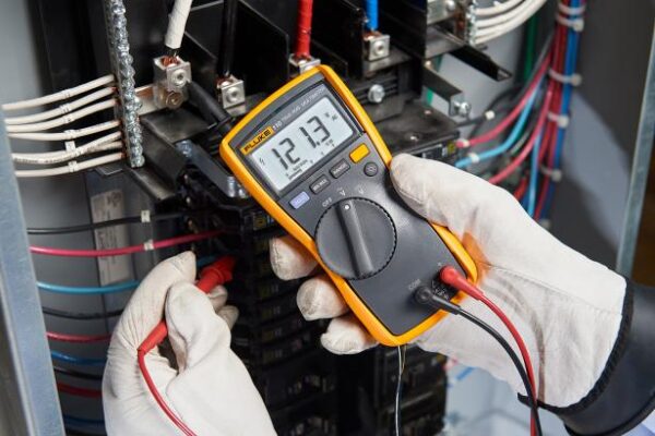 Fluke 110 True-rms Digital Multimeter - Image 2